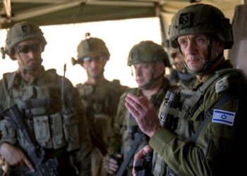 PEGAWAI kanan tentera Israel, Leftenan Jeneral Herzi Halevi (kanan) ketika menyertai operasi bersama askar Batalion Netzah Yehuda di Gaza, 20 Ogos lepas.- AFP