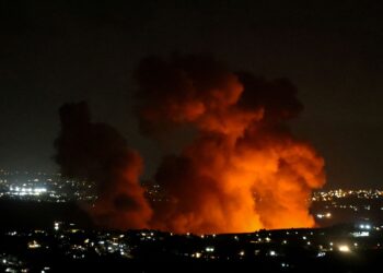 KEPULAN asap kelihatan di tapak serangan udara Israel di pinggir perkampungan Zawtar, selatan Lubnan kelmarin.- AFP