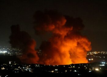 KEPULAN asap kelihatan di tapak serangan udara Israel di pinggir perkampungan Zawtar, selatan Lubnan kelmarin.- AFP