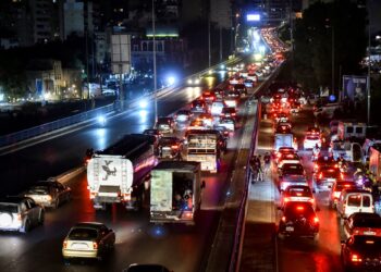 LEBUH raya di sepanjang pintu masuk selatan ke Beirut sesak selepas puluhan ribu penduduk melarikan diri akibat serangan udara Israel, kelmarin.- AFP