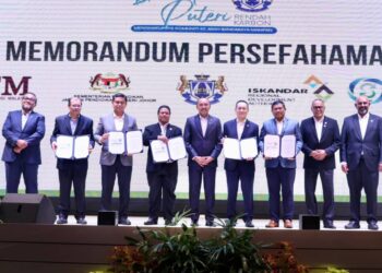 MOHD. Jafni Md. Shukor (tengah) bergambar bersama peserta program Sinergi antara Kerajaan, Universiti, Komuniti dan Industri (GUCI) 
di Hotel Sunway Big Box, Iskandar Puteri.