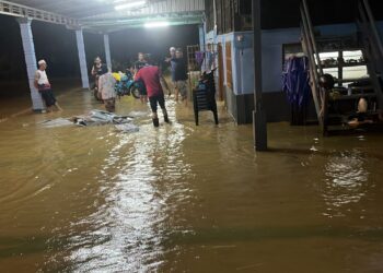 BANJIR kilat yang melanda Kampung Pisang di Kuala Nerang, Padang Terap.