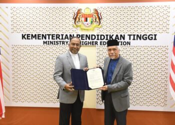 ZAMBRY Abd Kadir menyerahkan watikah pelantikan kepada Dr Osman Bakar sebagai Rektor UIAM baharu.