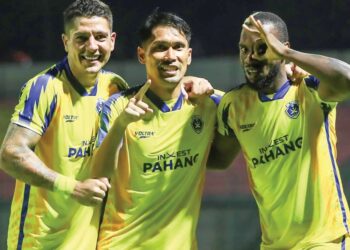 KPAH Sherman (kanan) meledak dua gol untuk Sri Pahang FC dalam aksi menentang PDRM FC, kelmarin-IHSAN SRI PAHANG.