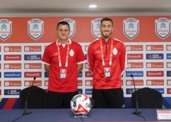 KULJANAC (kiri) dan Gallifuoco pada sidang akhbar pra perlawanan Kejuaraan Kelab Asia Tenggara (ACC) di Stadium Bolasepak Kuala Lumpur, semalam. GAMBAR - AMIR KHALID