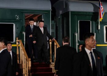 PEMIMPIN Korea Utara, Kim Jong Un keluar dari gerabak ketika tiba di stesen kereta api Khasan, wilayah Primorky semasa lawatan rasminya ke Russia, pada 12 September 2023.- AFP