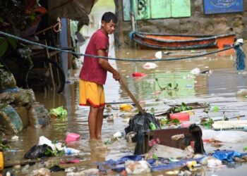 PENDUDUK mengalihkan sampah yang dihanyutkan oleh banjir berikutan hujan lebat yang tercetus daripada taufan Yagi di bandar Cainta, timur Manila pada 3 September lepas.- AFP