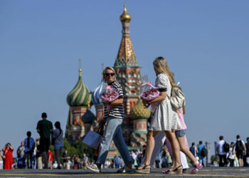 ORANG ramai berjalan di bandar Moscow di Russia.-AGENSI