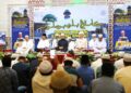 MOHD Na'im Mokhtar (tengah) dan Johari Abdul Ghani menyertai program Kampong Bharu Berselawat di Masjid Jamek Kampong Bharu, Kuala Lumpur.