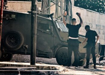 SEORANG pemuda Palestin mengangkat tangan ketika berdiri di hadapan kenderaan perisai Israel di Jenin, Tebing Barat, semasa serbuan tentera di wilayah itu.- AFP