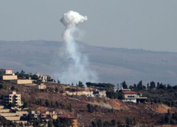 SERANGAN peluru yang ditembak dari Israel meletup di kampung sempadan selatan Lubnan, Khiam, pada 11 September lepas.- AFP