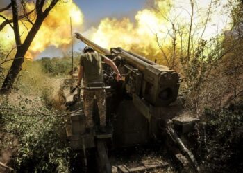 SEORANG askar Ukraine dari Briged Mekanikal ke-24 menembak howitzer bergerak sendiri 'Hyacinth-s' ke arah kedudukan Russia di lokasi yang tidak didedahkan di wilayah Donetsk.- AFP