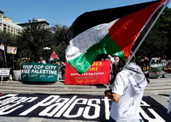 PENUNJUK perasaan pro-Palestin berkumpul di Union Square, New York untuk membantah konflik berterusan di wilayah kawalan Israel di Palestin pada 2 September lepas.- AFP