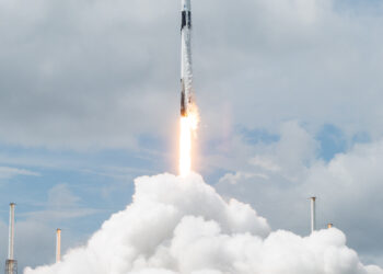 ROKET SpaceX Falcon 9 membawa kapal angkasa Dragon bersama dua angkasawan berlepas dari Stesen Angkasa Cape Canaveral Florida, kelmarin.- AFP