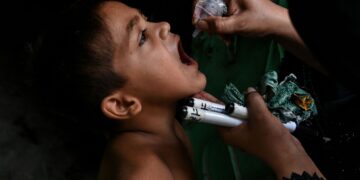 SEORANG kanak-kanak Pakistan menerima dos vaksin polio semasa kempen vaksinasi dari pintu ke pintu di Karachi.- AFP