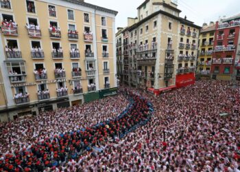 RIBUAN menyertai festival larian lembu San Fermin di tengah Pamplona di utara Sepanyol.-AFP