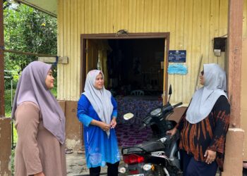 PENDUDUK Orang Asli di RPS Kuala Betis, Gua Musang, Kelantan berharap kerajaan dapat menyediakan kemudahan ATM dan CDM berhampiran penempatan mereka. – UTUSAN/AIMUNI TUAN LAH