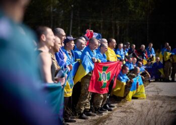 GAMBAR edaran yang dikeluarkan Perkhidmatan Akhbar Presiden Ukraine menunjukkan tawanan perang (POW) bergambar selepas pertukaran di lokasi yang tidak didedahkan di Ukraine, kelmarin.- AFP