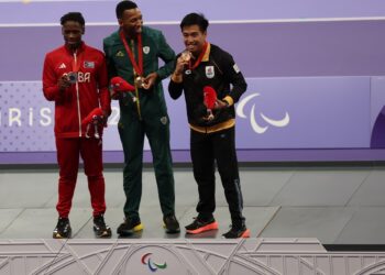 EDDY Bernard (kanan) meraih gangsa acara 100m lelaki T44 (kecacatan fizikal) pada Sukan Paralimpik Paris 2024.  IHSAN MSN