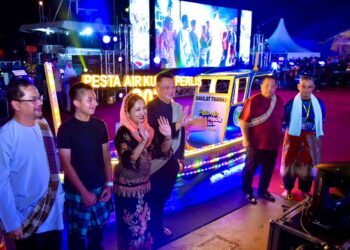 TUANKU Syed Faizuddin Putra Jamalullail berkenaan merasmikan Pesta Air Kuala Perlis 2024 di Kompleks Lembaga Kemajuan Ikan Malaysia (LKIM) Kuala Perlis, malam tadi.-UTUSAN/IZLIZAN OTHMAN