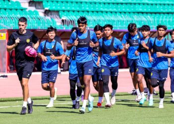 SKUAD B-19 negara menjalani latihan menjelang pertembungan dengan Tajikistan, malam ini.-IHSAN FAM