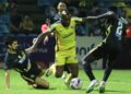 KPAH SHERMAN dikawal ketat oleh pemain Perak FC dalam aksi Liga Super, kelmarin.