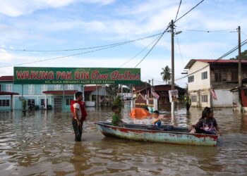 KAMPUNG Suka Menanti yang sebelum ini dinaiki air kini surut sepenuhnya daripada banjir membolehkan kesemua PPS di Kota Setar ditutup hari ini. - UTUSAN/ SHAHIR NOORDIN