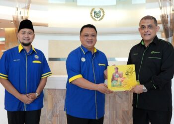 TUANKU Syed Faizuddin Putra Jamalullail menerima sembah mengadap Syed Hamadah Syed Othman di Galeri Diraja Arau.-UTUSAN