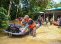 BOMBA menyelamatkan penduduk yang terperangkap dalam banjir berulang di Kampung Bukit, Derang di Pokok Sena. - UTUSAN/ SHAHIR NOORDIN