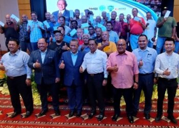 AMINUDDIN Harun (barisan depan, tiga dari kiri) bersama para nelayan selepas Majlis Pembayaran Pampasan Nelayan Projek Lexis Hibiscus 2 Port Dickson di Seremban.-UTUSAN/NAZARUDIN SHAHARI.