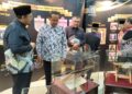 AHMAD Samsuri Mokhtar (dua, kiri).melihat pameran sempena Majlis Perasmian Sambutan Jubli Emas 50 Tahun Yayasan Islam Terengganu di Kuala Terengganu, semalam. - UTUSAN/KAMALIZA KAMARUDDIN