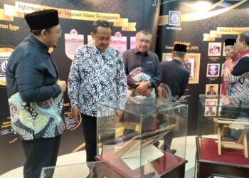 AHMAD Samsuri Mokhtar (dua, kiri).melihat pameran sempena Majlis Perasmian Sambutan Jubli Emas 50 Tahun Yayasan Islam Terengganu di Kuala Terengganu, semalam. - UTUSAN/KAMALIZA KAMARUDDIN