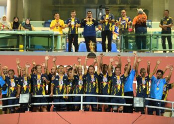 PARA legenda Perlis menjulang piala apabila muncul pemenang menewaskan legenda kebangsaan dalam perlawanan persahabatan legenda Perlis menentang legenda Malaysia di stadium Tuanku Syed Putra, Kangar, Perlis semalam.-UTUSAN/IZLIZAN OTHMAN