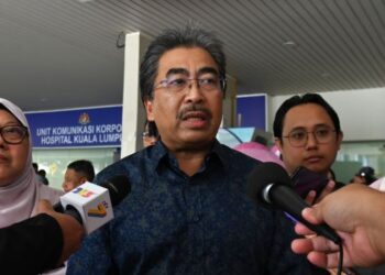 JOHARI Abdul Ghani bercakap kepada pemberita selepas merasmikan Hari Ekzema Sedunia 2024 di Hospital Kuala Lumpur, hari ini. - UTUSAN/SYAKIR RADIN