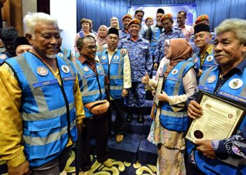 AMINUDDIN Harun (tengah) bersama sebahagian pengerusi JPKK yang menerima sijil penubuhan CDA-ERT di Seremban hari ini.-UTUSAN/MOHD. SHAHJEHAN MAAMIN.