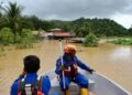 ANGGOTA Angkatan Pertahanan Awam (APM) melakukan tinjauan kawasan yang dinaiki air akibat banjir di Kampung Padang Luar, Kubang Pasu. - UTUSAN/ SHAHIR NOORDIN