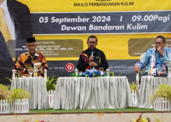 ADNAN Mat (tengah) ketika sesi Coffee Break bersama Presiden CUEPACS di Dewan Bandaran Kulim. - IHSAN/ MAJLIS PERBANDARAN KULIM