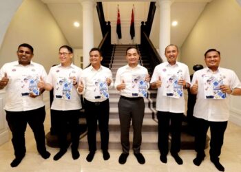 ONN HAFIZ Ghazi (tiga dari kanan) dan beberapa anggota Exco Johor menunjukkan laporan Ringkasan Pencapaian Inisiatif Maju Johor 2022-2024, di Kediaman Rasmi Menteri Besar Johor, Saujana, Johor Bahru.