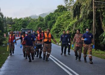 MAYAT Salmah Mat Zain ditemui 50 meter dari lokasi anaknya dijumpai lemas di Kampung Tanjung, Kuala Nerang di Padang Terap.