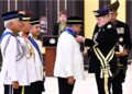 SULTAN Ibrahim berkenan memakaikan selempang dan mengurniakan Darjah Panglima Mangku Negara membawa gelaran Tan Sri kepada Shamsul Azri Abu Bakar di Istana Negara, semalam.