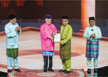 SULTAN Ibrahim berkenan menyampaikan Anugerah Perdana Maulidur Rasul kepada Kipli Yassin sambil diperhatikan Anwar Ibrahim dan Dr. Mohd. Na’im Mokhtar pada Majlis Sambutan Maulidul Rasul SAW Peringkat Kebangsaan 2024, di Pusat Konvensyen Antarabangsa Putrajaya, semalam. – utusan/SHIDDIEQIIN ZON