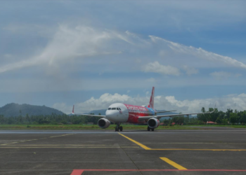 PESAWAT AK1797 tiba di Lapangan Terbang Antarabangsa Sam Ratulangi, Manado, Sulawesi Utara, Indonesia.