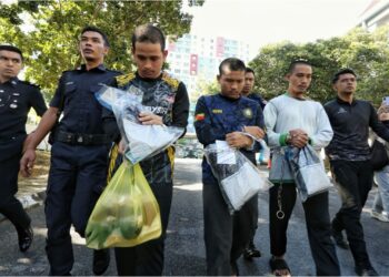 TIGA lelaki dibawa ke Mahkamah Sesyen Seremban  semalam bagi didakwa atas 14 pertuduhan melakukan amang seksual terhadap kanak-kanak lelaki. – UTUSAN/MOHD. SHAHJEHAN MAAMIN