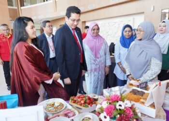 Eqhwan Mokhzanee, Ketua Pegawai Eksekutif AmBank Islamic (duduk, 4 dari kanan) dan Aida Zunaidi, Pengasas, Ibupreneur (duduk, 3 dari kanan) bersama penerima skim iTEKAD pada majlis penyampaian rasmi yang diadakan di Menara AmBank baru-baru ini.