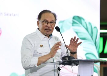 ANWAR Ibrahim sewaktu berucap merasmikan Kawasan Rehat dan Rawat (R&R) Seremban (Arah Selatan), Lebuh Raya Utara Selatan, Seremban hari ini. - UTUSAN/AMIR KHALID