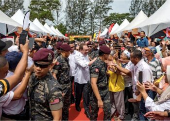 ANWAR Ibrahim menerima sambutan daripada warga peneroka ketika berkunjung ke Felda Wilayah Sahabat di Lahad Datu, Sabah, semalam. – PEJABAT PERDANA MENTERI