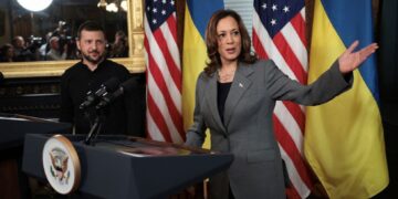 CALON Demokrat, Kamala Harris (kanan) ketika pertemuan dengan Presiden Ukraine, Volodymyr Zelensky di Pejabat Naib Presiden di Washington, DC, kelmarin.- AFP