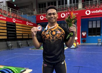 ANIQ Kasdan menunjukkan pingat emas yang dimenanginya di Kejohanan Angkat Berat Komanwel 2024, di Fiji.-IHSAN ANIQ