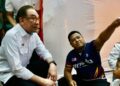 ANWAR Ibrahim bertanya khabar mangsa banjir yang berlindung sementara di PPS SMK Agama Kedah ketika mengadakan lawatan mengejut ke negeri ini di Alor Setar. - UTUSAN/SHAHIR NOORDIN