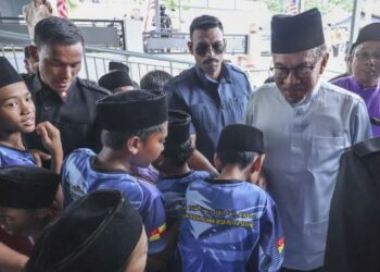 ANWAR Ibrahim beramah mesra bersama jemaah ketika di Masjid Al-Iman Kampung Desa Putra untuk menunaikan solat Jumaat semalam. - UTUSAN/AMIR KHALID